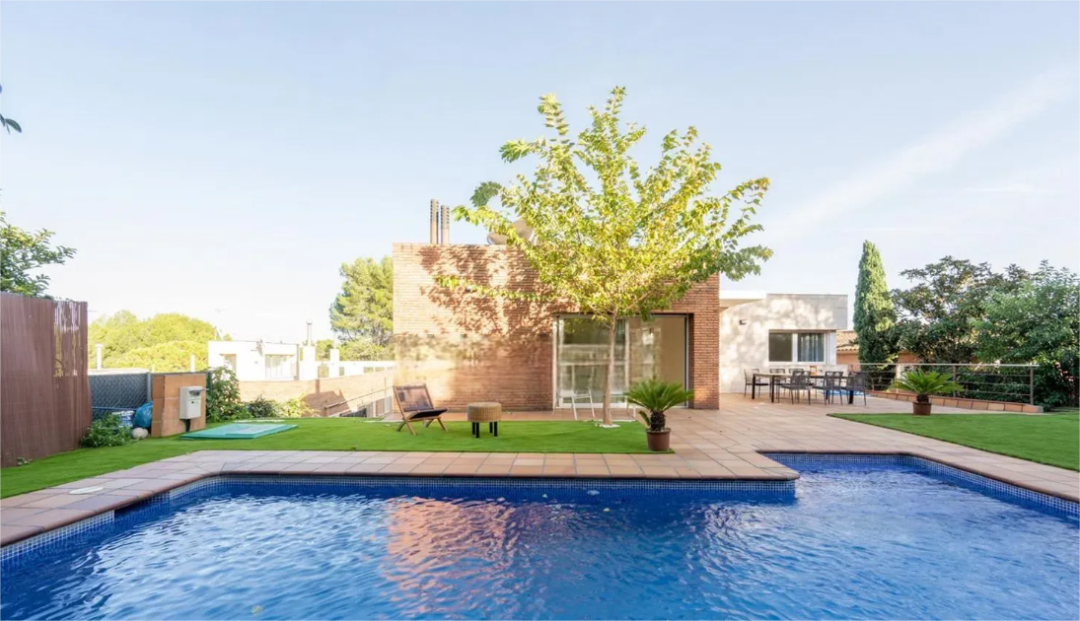 【5353】Sant cugat别墅-941平共4层6房5卫占地面积：1046平，2003年建，足球明星的官邸,售价：145万欧